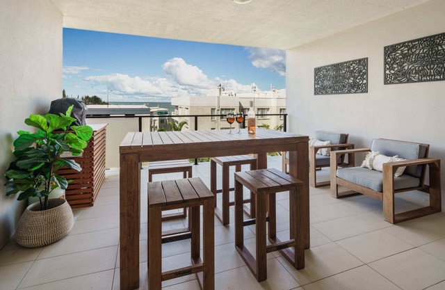 Bright Stylish King’s Beach Apartment