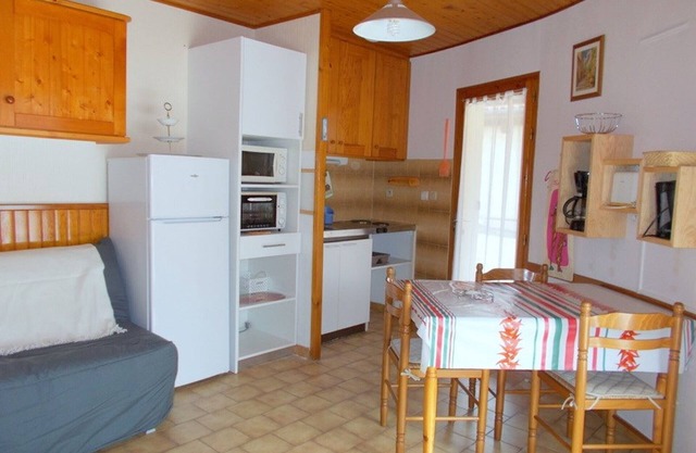 Bright T2 with south terrace, parking and Wifi in Barbotan