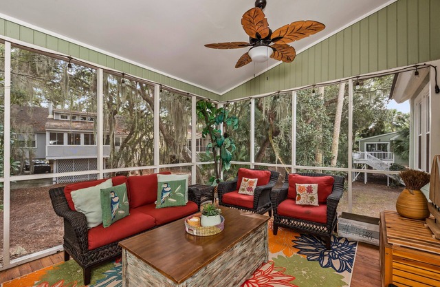 Bright, Updated Cottage! Bike to Beaches! Sleeps 8! Amenity Cards!