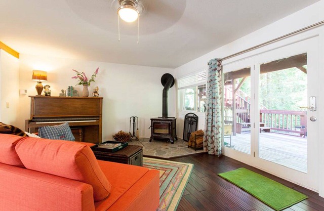 Bright Urban Guesthouse, Walk to Cafe and Shops, golf driving range at backyard
