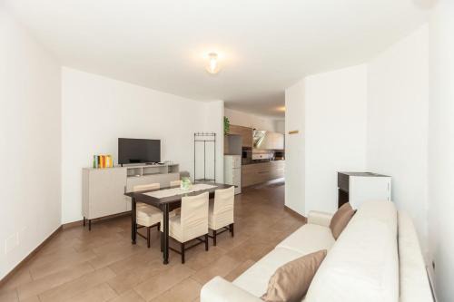 Bright Villa with Balcony and Jacuzzi, Milan Area