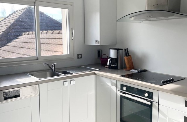 Bright, well-equipped T3 near downtown with balcony