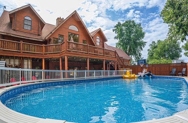 Bring Everyone Home for the Holidays! 7 bedrm & 6 baths | 2 game rooms | hot tub