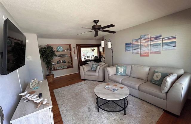Bring the family & friends! Cozy, Spacious and 4 miles to the Beach & Speedway!