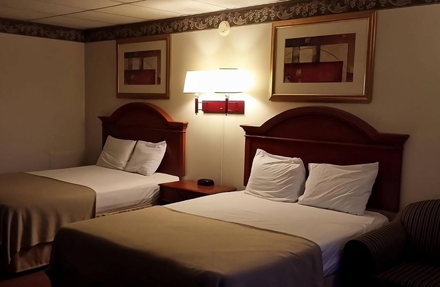 Bring the Whole Family! 3 Relaxing Units, Swimming Pool, FREE Breakfast!