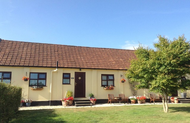 BROADCLYST COTTAGE, pet friendly, with pool in Ottery St Mary