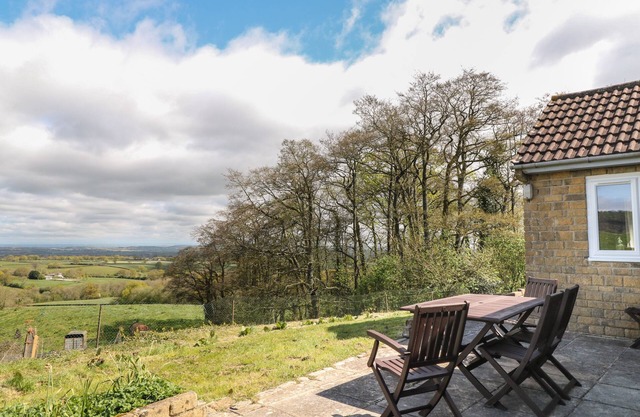 BROADLANDS BUNGALOW, family friendly in Combe St Nicholas