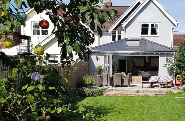 Brockenhurst - spacious house, 5 bed, 3 bathrooms, 2 sitting areas, large garden