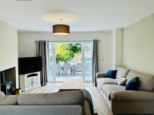 Bromholme Cottage Bacton - Sleeps 10, hot tub, close to beach