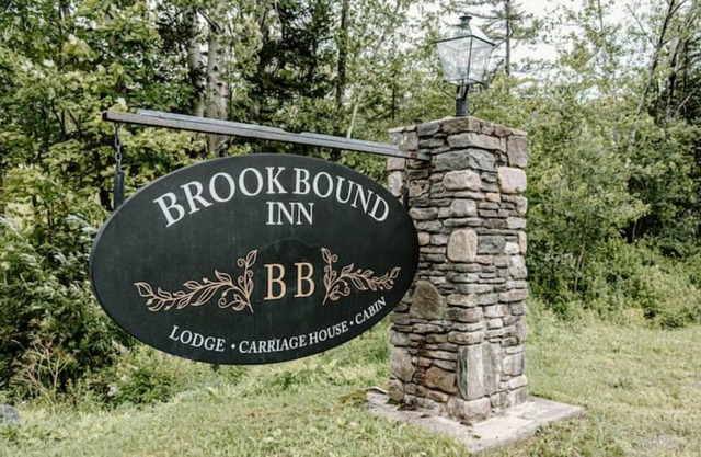 Brook Bound Inn - Main Lodge - King Bedroom - 2nd floor - Room 202n