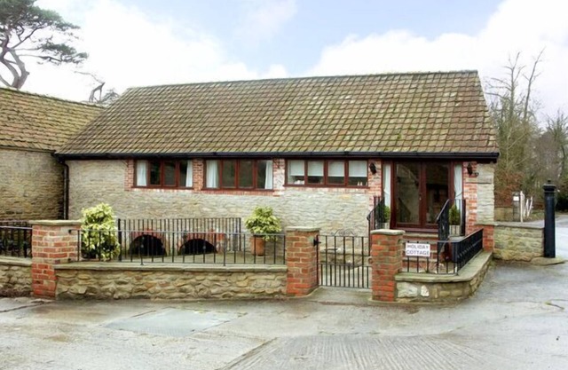 BROOK COTTAGE, pet friendly, with a garden in Milton On Stour