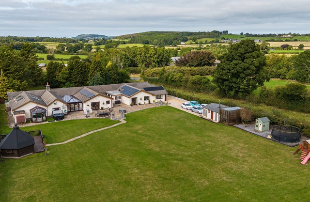 BROOKWAY LODGE, pet friendly, country holiday cottage in Caerwys