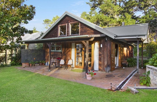 BROWNS COTTAGE - the perfect destination for a romantic getaway. SPECIALS ON NOW !