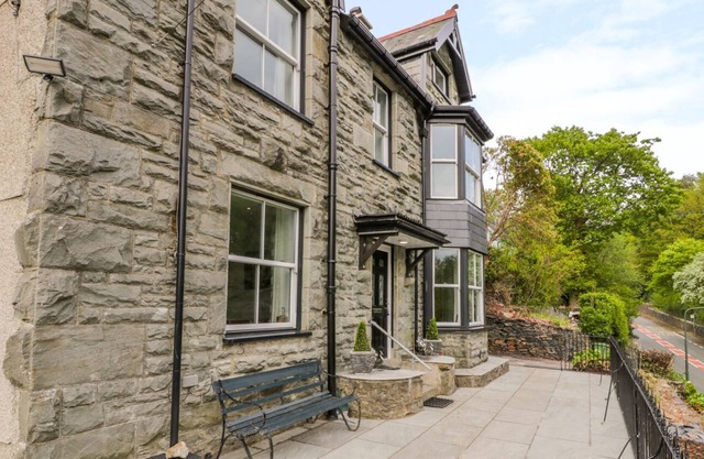 BRYN GOLEU, pet friendly, character holiday cottage in Dolgellau