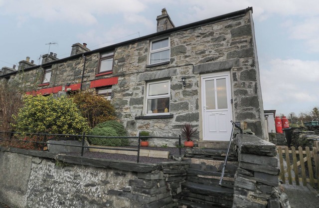 BRYN TAWEL, pet friendly, with a garden in Penmachno