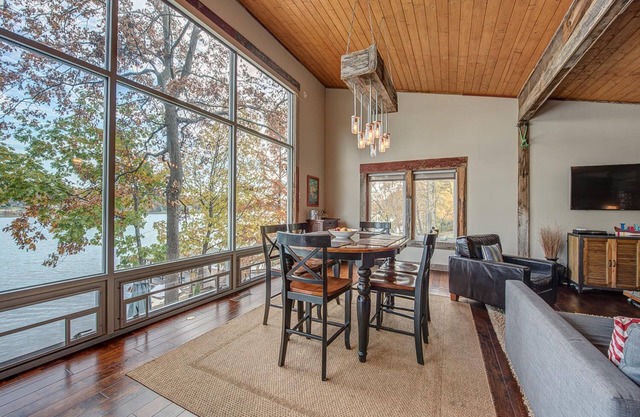 Bubba's Cabin - Modern Rustic Lakefront Cabin