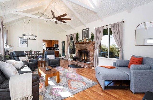 Buckeye Bungalow w hot tub/firepit/views! Pet Friendly!