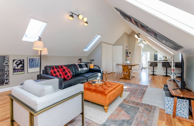 Bucktown Loft - top floor, near Bloomingdale Trail