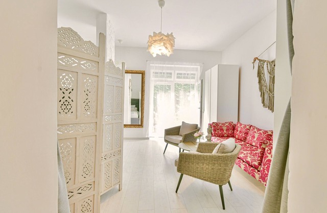 Buda Garden Retreat. Modern Comfort and Tranquility by the Historic Sites.