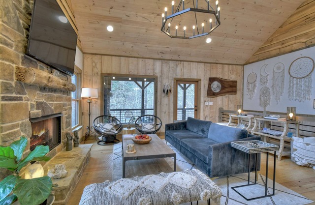 BUDDHA BLUE RIDGE DREAMCATCHER ~ 2Bd 2Bth Brand New Custom Cabin 2 miles to town