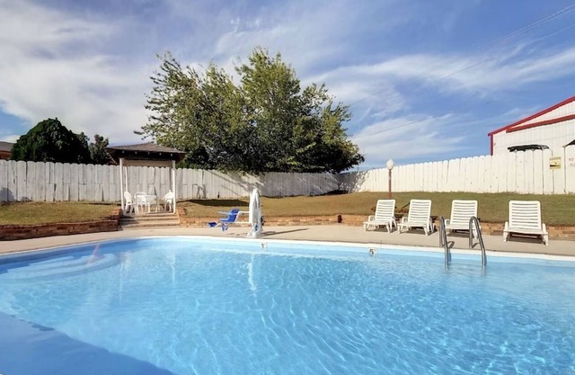 Budget-friendly Room with Free Continental Breakfast | Near Decatur Square