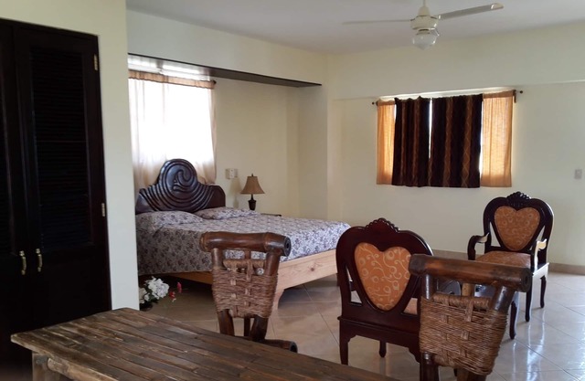 Budget Studio, Guest-Friendly And Close To Everything, TV, Wifi, Pool