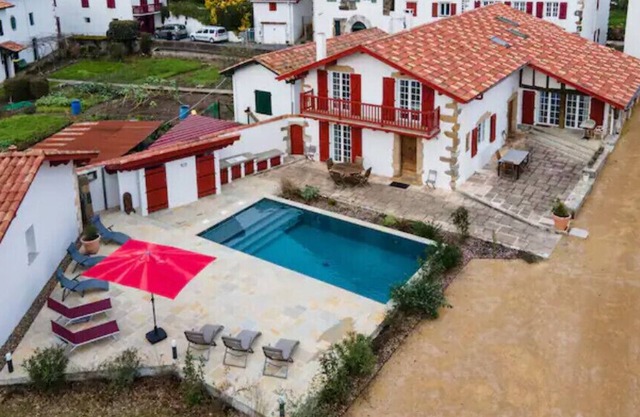 Built 1610, Renovated 2022 Stroll to Town Pool Parking