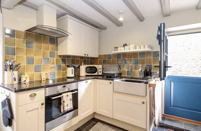 BUMBLEBEE COTTAGE, family friendly, with open fire in Burnham Market