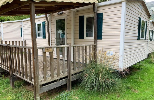 Bungalow charmant à Argences-en-Aubrac avec piscine partagée