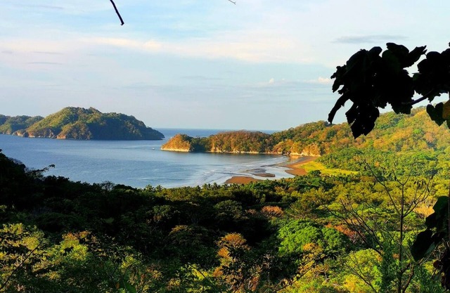 Bungalow, floor 2, Ocean View, sleeps 4, king-size bed,10 min from Curu Nat Park
