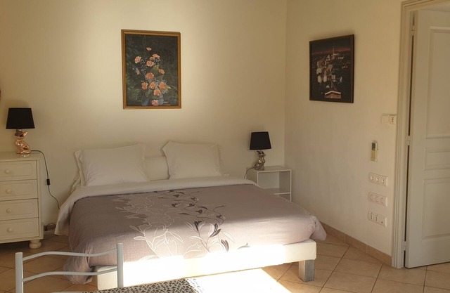 Bungalow-Budget-Ensuite with Shower-Garden view