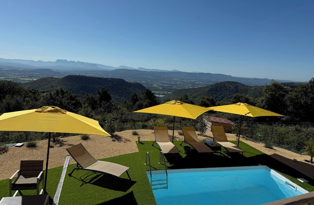 Bungalow private swimming pool EXTRA view, summer kitchen, plancha, petanque game, in the heart of nature