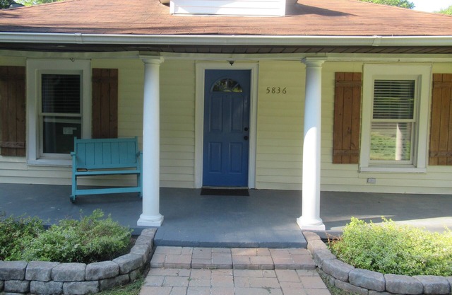 Bungalow Retreat - Pet Friendly - Historic Home in Huntersville