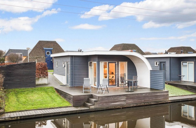 Bungalow with sauna and hot tub, in a park