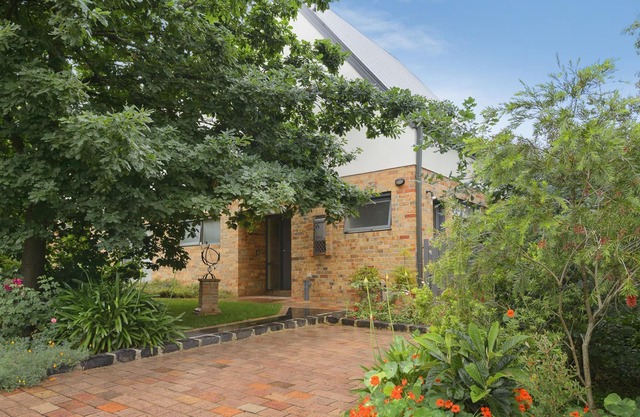 Bungunyah Apartments: Cotton