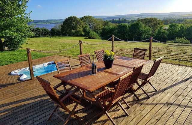 BUNNY BARN: Magnificent views, hot tub, tennis court, 6 acres, wild bunnies.