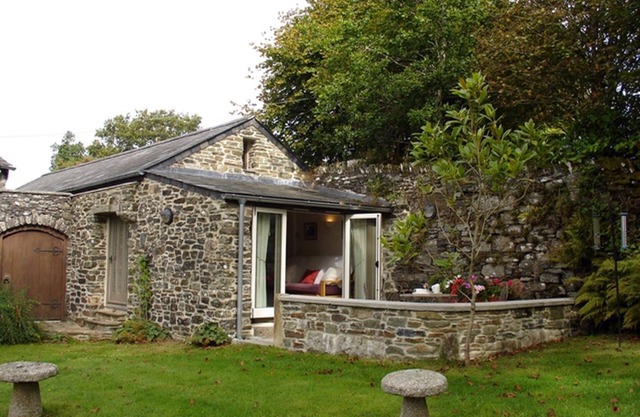 BURHAM BARN, romantic, luxury holiday cottage in Dousland