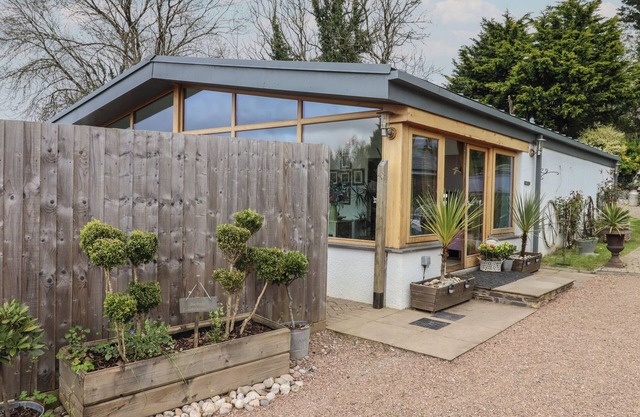 BURLODGE, luxury holiday cottage, with hot tub in Barnstaple