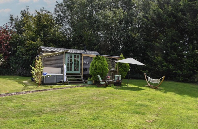 BURR 1 SHEPHERDS HUT, romantic, country holiday cottage in Barnstaple