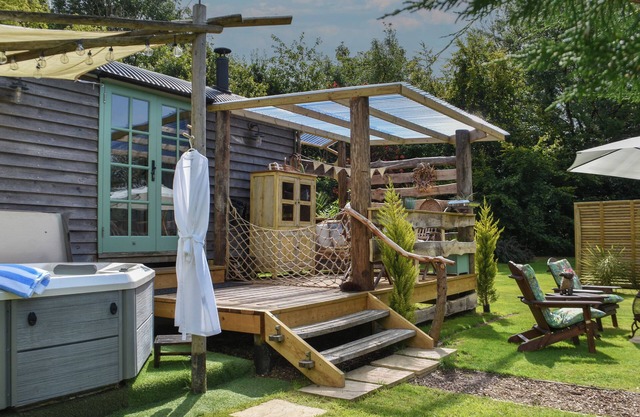 BURR 2 SHEPHERDS HUT, romantic, country holiday cottage in Barnstaple