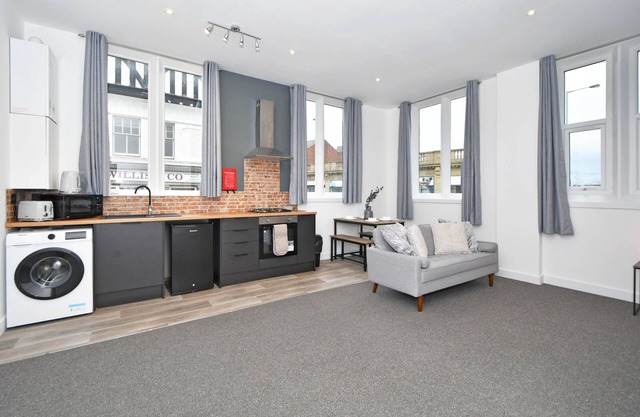 Burton Apartments. Free WiFi & Parking - Sleeps 2