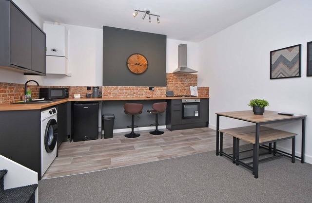 Burton Apartments. Free WiFi & Parking - 2 Bedroom