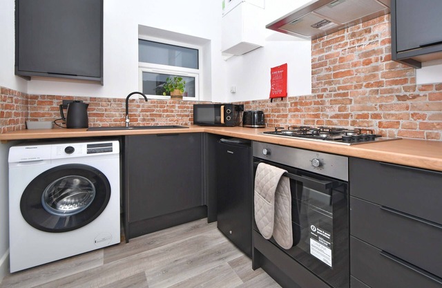 Burton Apartments. Free WiFi & Parking - Sleeps 2