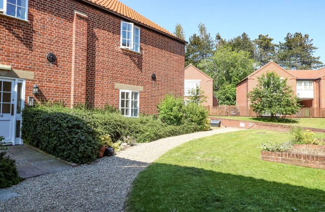 BURTONS MILL RETREAT, family friendly in Stalham