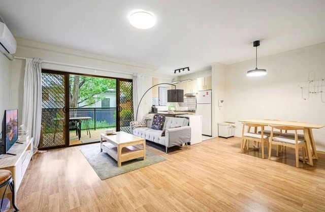 Burwood 2Br Lovely APT near Train with car parkingn