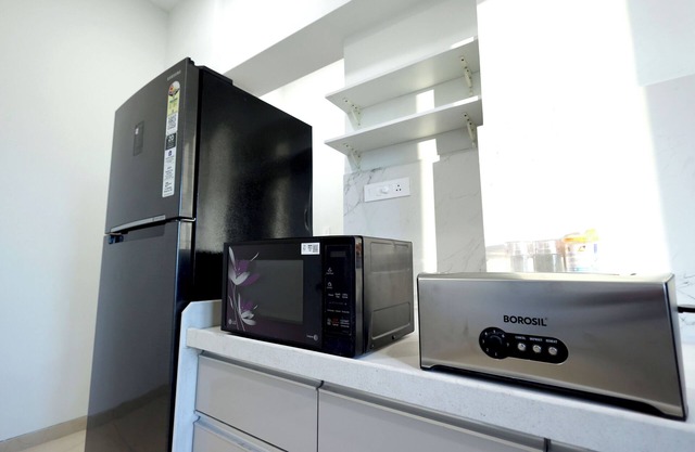Business lesiure - 3 BHK with Balcony-Chef-Laundry