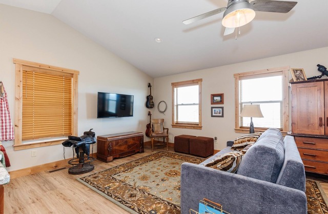 Butch’s HideOut - A Cozy Retreat For Two