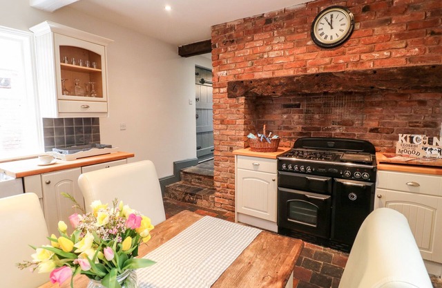 BUTTERCROSS COTTAGE, pet friendly, with a garden in Abbots Bromley