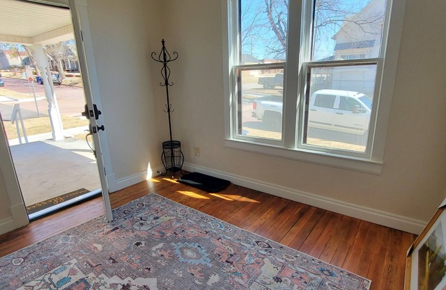Buttercup Cottage downtown area/WI-FI/PETS
