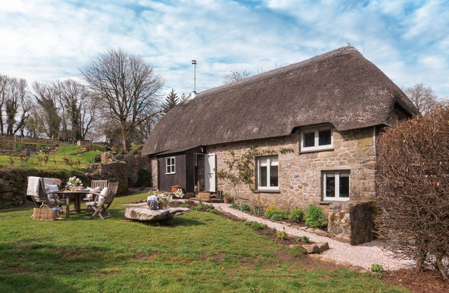 BUTTERWELL COTTAGE AT COLLIHOLE, with open fire in Chagford